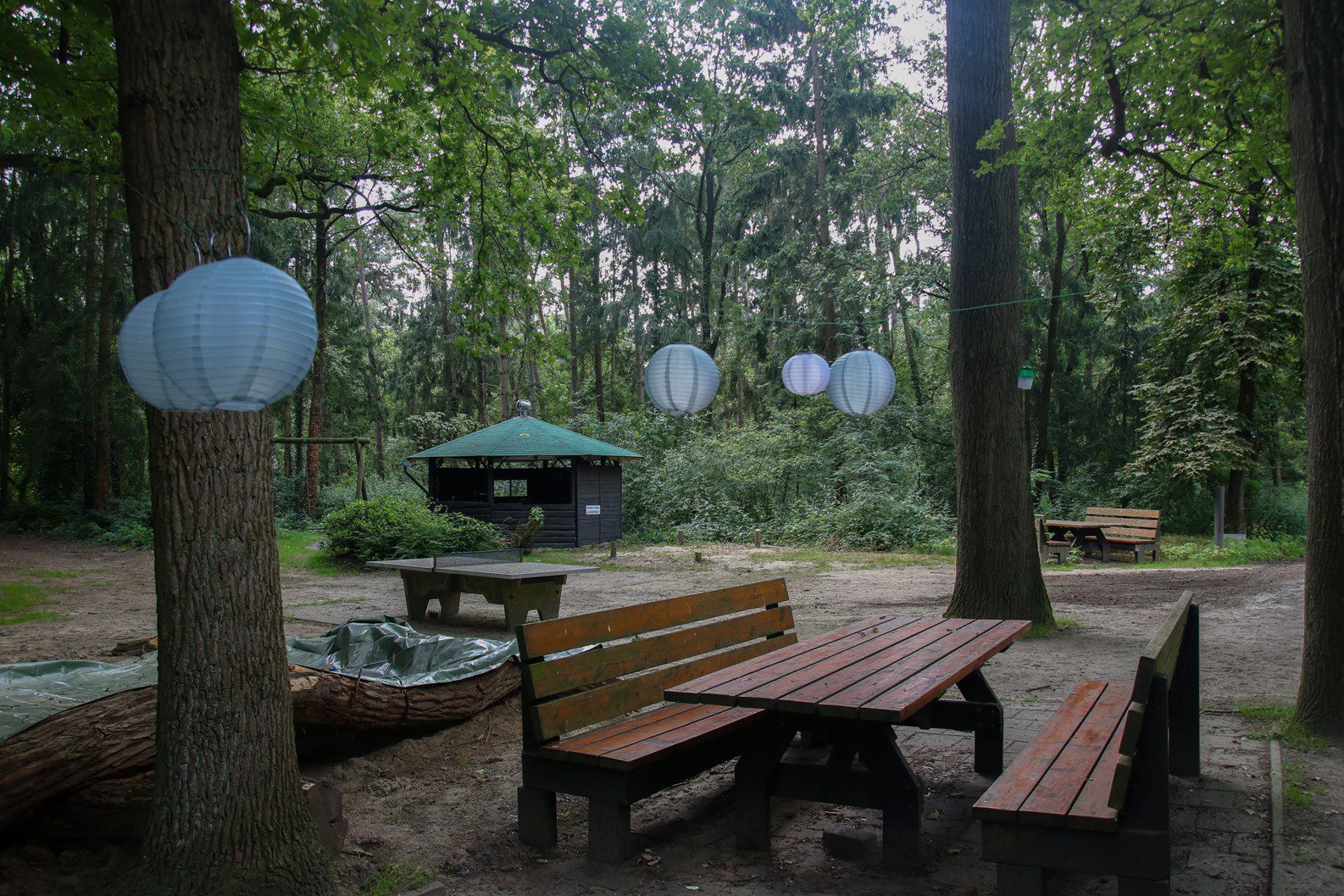 Picknicktafels en buitenkeuken